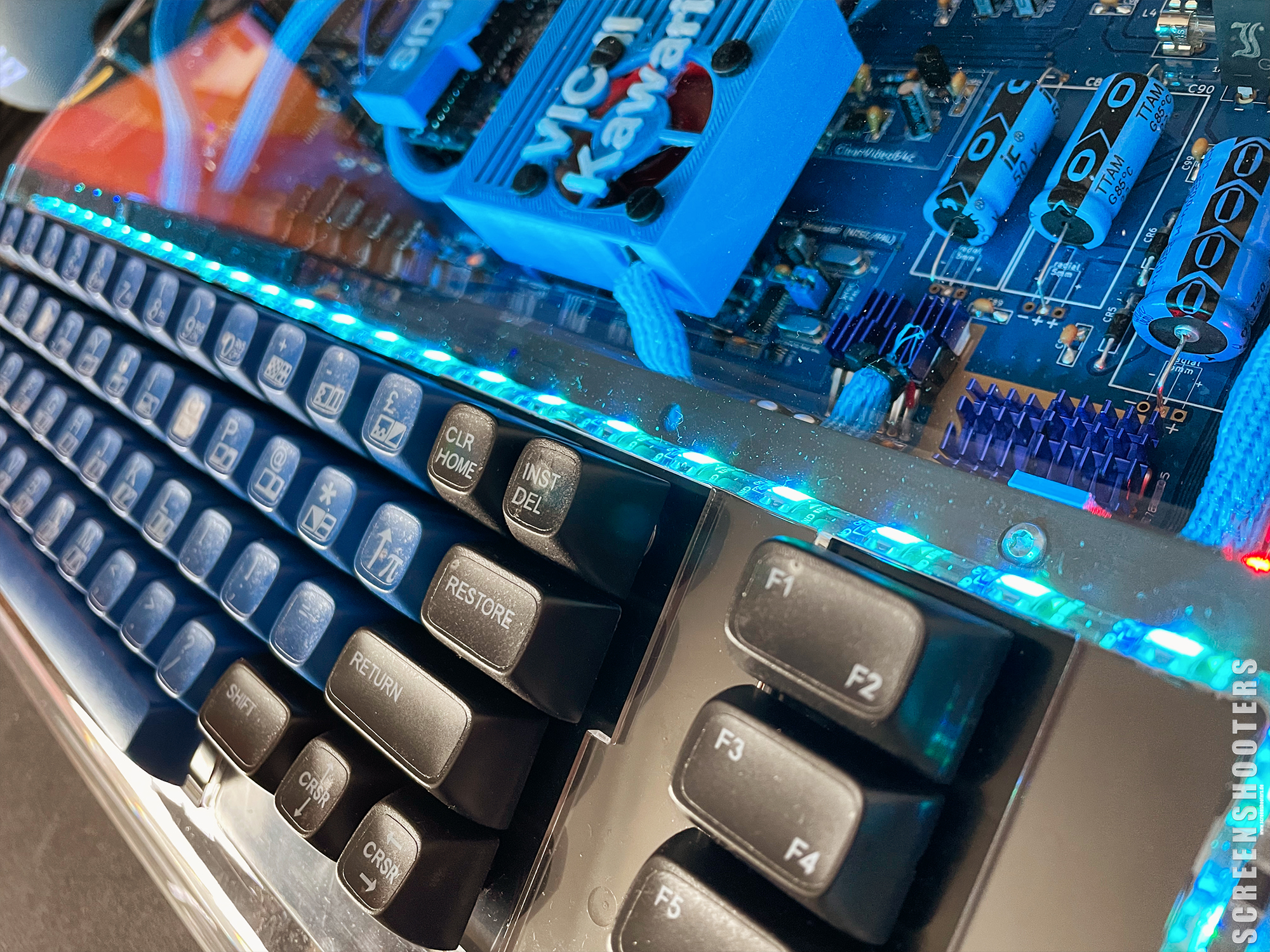 C64-279_Tastatur_Blau_01.jpg